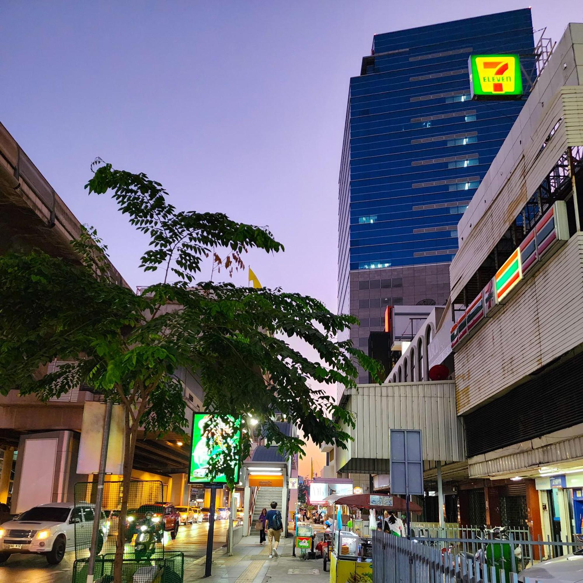 Vic 3 Bangkok Hotel Екстер'єр фото