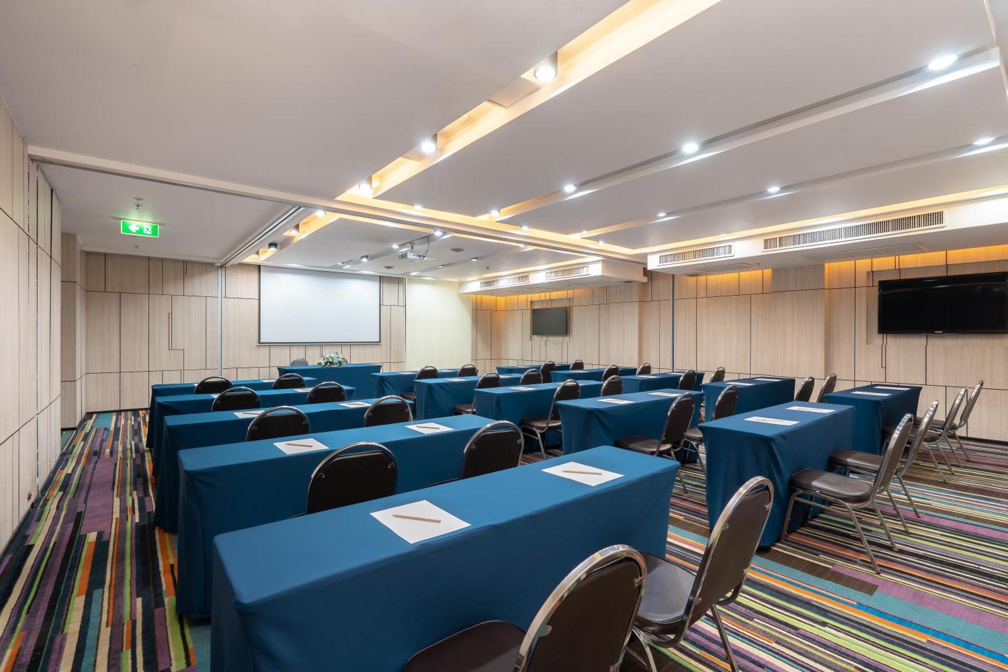Vic 3 Bangkok Hotel Екстер'єр фото